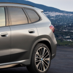 Gasta 0,7 litros de gasolina, se ofrece en dos potentes versiones híbridas con hasta 326 CV y es un SUV prémium con un maletero de 490 litros