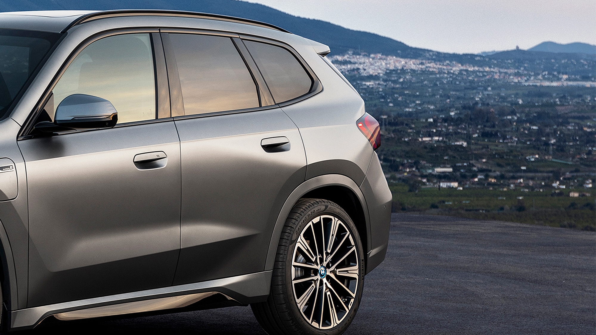 Gasta 0,7 litros de gasolina, se ofrece en dos potentes versiones híbridas con hasta 326 CV y es un SUV prémium con un maletero de 490 litros