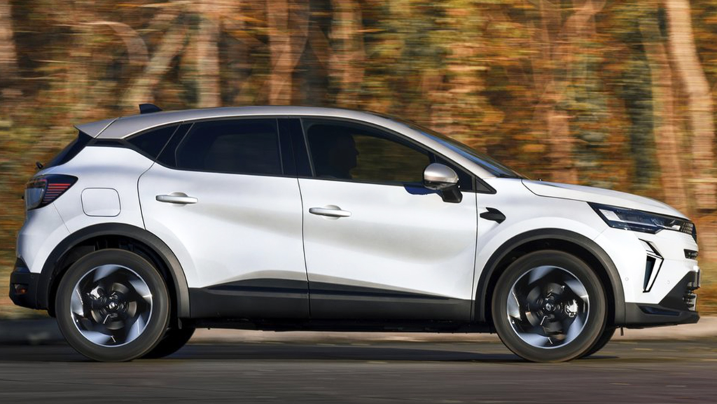 Con un consumo de 4,6 litros, este SUV híbrido con el mismo tamaño y motor que el Nissan Juke se fabrica en España y es la envidia de los franceses