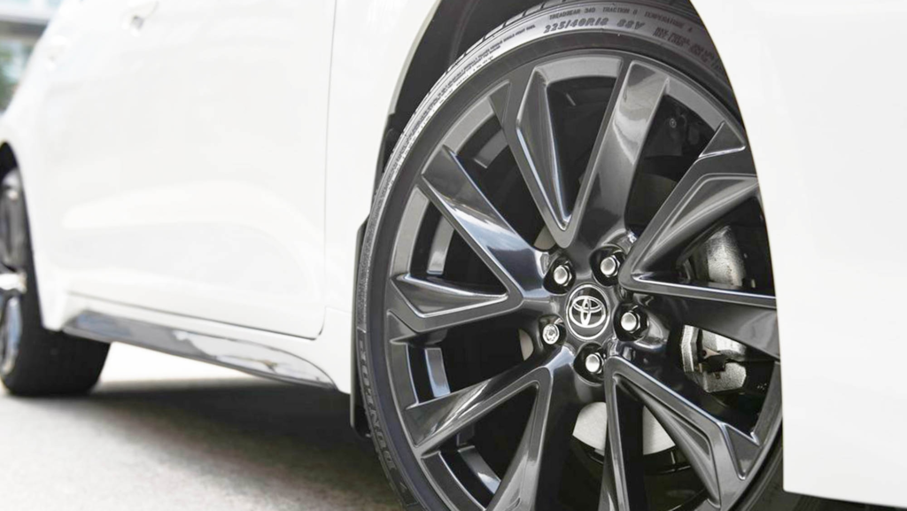 Este coche híbrido de Toyota, casi irrompible, mantendrá su fórmula de éxito, pero con la inesperada ayuda de un fabricante chino