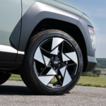 Este SUV tiene un eficiente motor híbrido de 130 CV que gasta tan poco como el Toyota Yaris Cross, al mismo precio pero con un maletero más grande