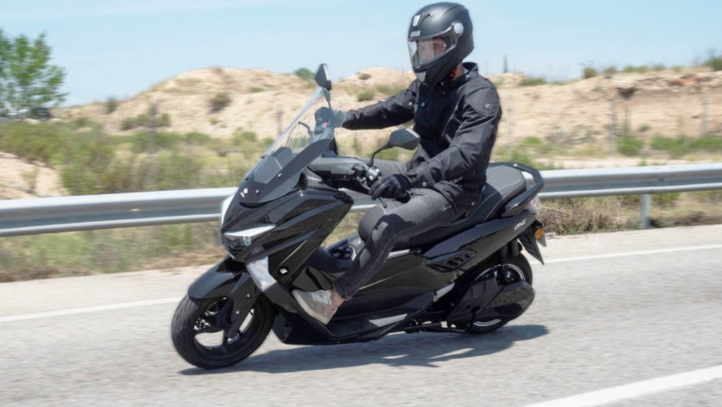 ¿Vas a viajar en moto eléctrica? Estos consejos te van a ayudar a planificar mejor tu ruta y evitar imprevistos