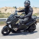 ¿Vas a viajar en moto eléctrica? Estos consejos te van a ayudar a planificar mejor tu ruta y evitar imprevistos