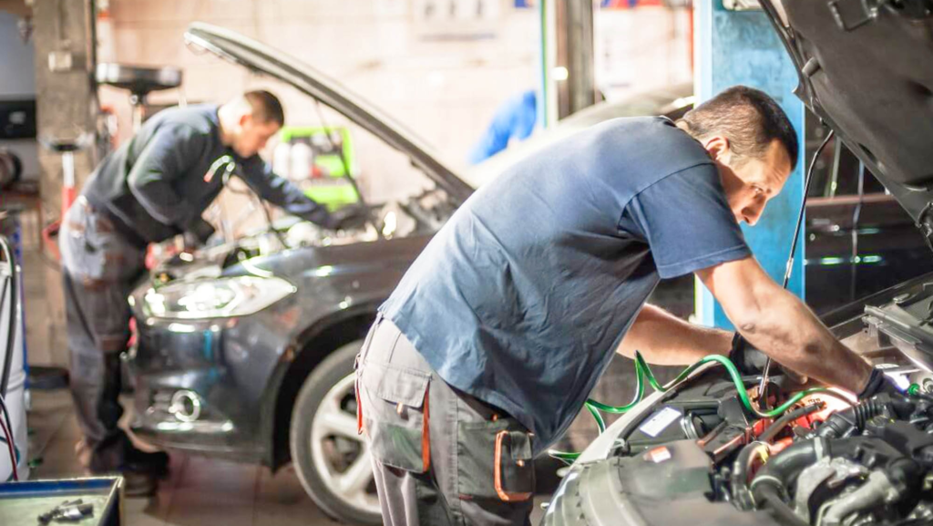 Este experto mecánico lo tiene claro y recomienda que coche comprar: "Son más baratos para usarlos y para mantenerlos"