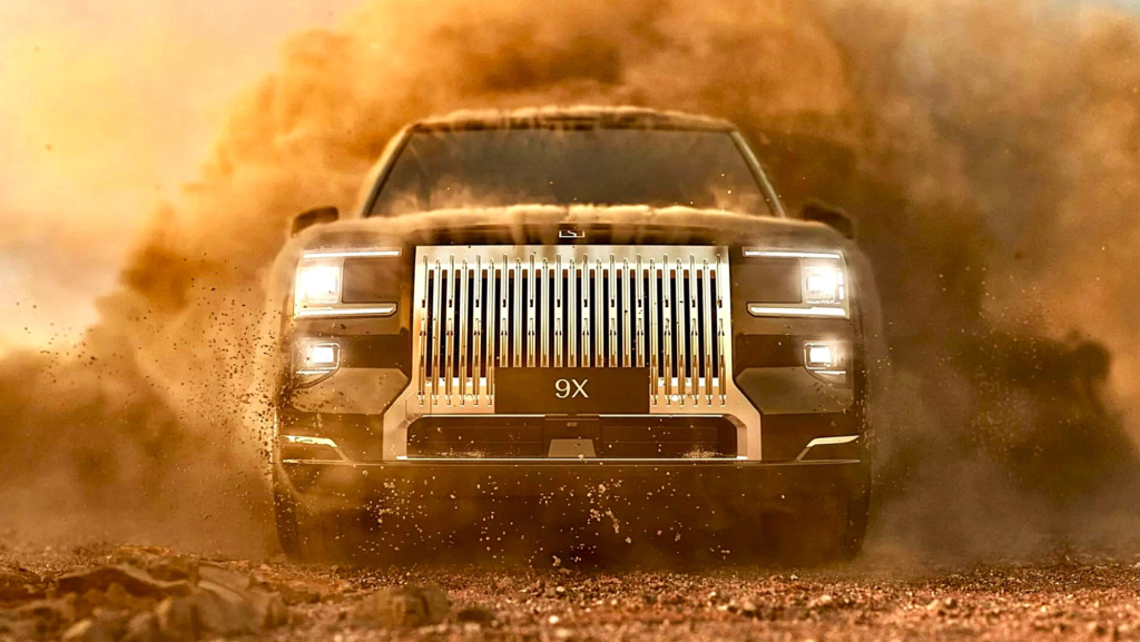 Si BYD tiene su 'Range Rover', el dueño de Volvo ha presentado su SUV híbrido a lo 'Rolls Royce'