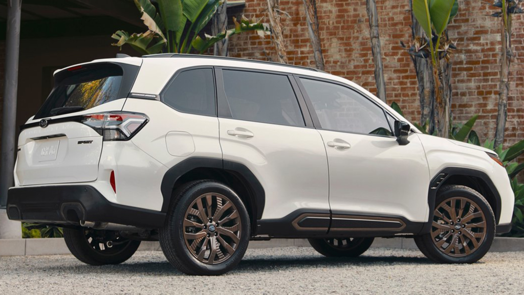 Es un tragón, pero el renovado SUV híbrido del fabricante que ha demostrado ser más fiable que Toyota mantiene la esencia todoterreno y ha mejorado en todo