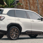 Es un tragón, pero el renovado SUV híbrido del fabricante que ha demostrado ser más fiable que Toyota mantiene la esencia todoterreno y ha mejorado en todo