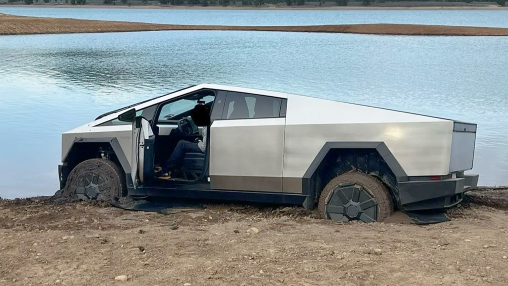 Se creyó una de las promesas de Elon Musk y terminó atascado con su Tesla Cybertruck y pidiendo ayuda