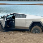 Se creyó una de las promesas de Elon Musk y terminó atascado con su Tesla Cybertruck y pidiendo ayuda