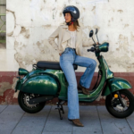 Comprar una moto eléctrica en mayo te puede salir por solo 1.493 euros: los descuentos llegan hasta el 70%