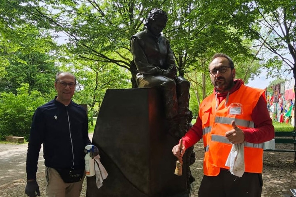 #Deportes: La estatua de Senna en Imola, preparada para el homenaje de este 1 de mayo #F1