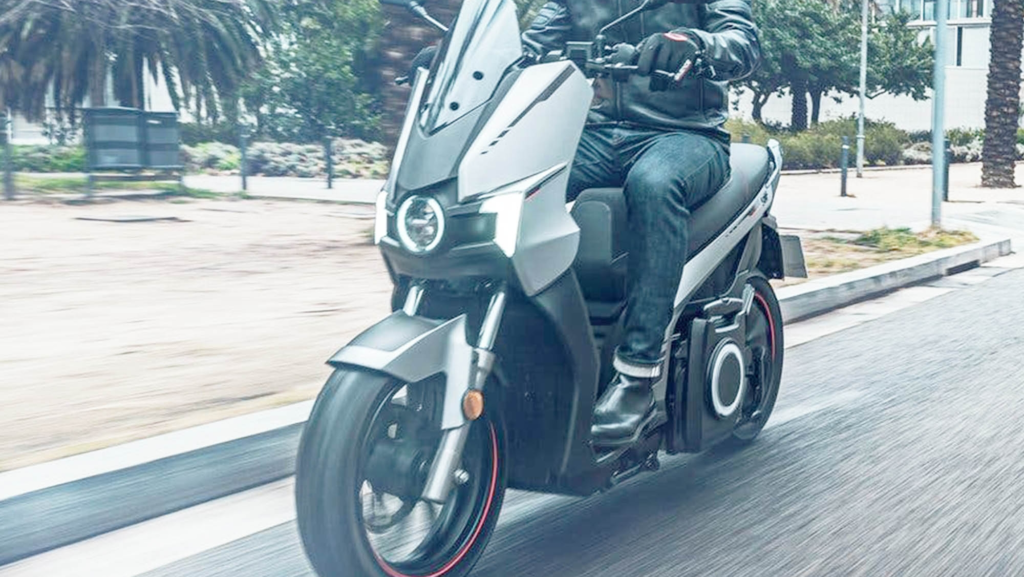 El scooter eléctrico más vendido de España se actualiza con "novedades significativas" que lo ponen a la altura de una 125