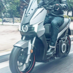 El scooter eléctrico más vendido de España se actualiza con "novedades significativas" que lo ponen a la altura de una 125