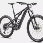 Esta bicicleta eléctrica con suspensión completa de uno de los mejores fabricantes del mundo está rebajada de precio, y es una auténtica todoterreno