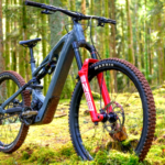 Esta nueva bicicleta eléctrica de montaña incorpora un impresionante motor que parece el de un coche