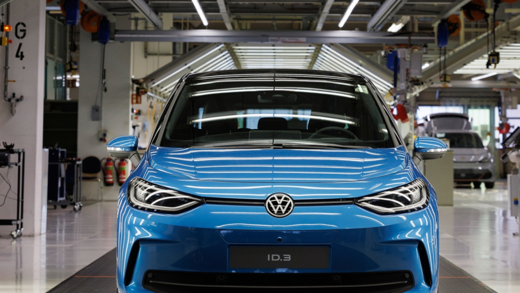 La fábrica de Volkswagen en Zwickau hace historia, pero sigue lejos de Tesla y de los chinos