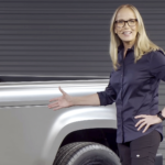 La diseñadora de esta marca financiada por Amazon: "La gente merece tener un coche eléctrico que pueda pagar"
