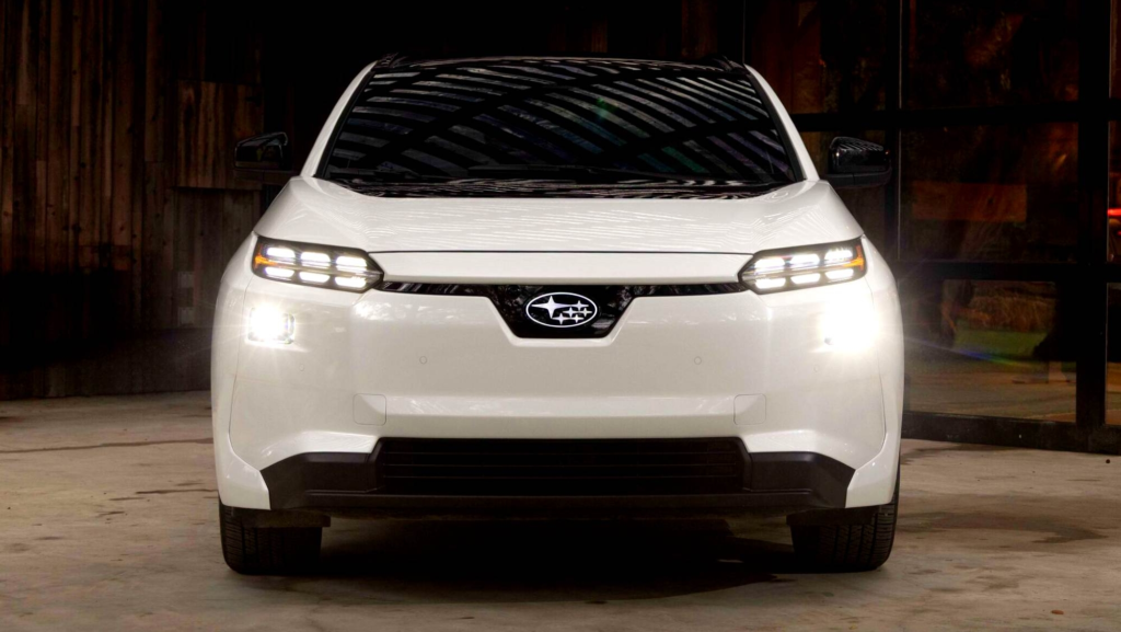 Subaru presenta dos curiosos sistemas para solventar los problemas de seguridad del 'frunk' de los coches eléctricos