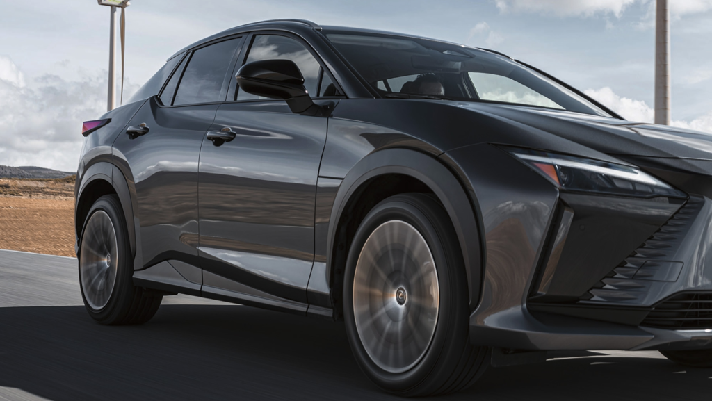 Este SUV eléctrico de Lexus al nivel de Toyota en fiabilidad estrena nuevo equipamiento, que también es el más barato