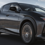 Este SUV eléctrico de Lexus al nivel de Toyota en fiabilidad estrena nuevo equipamiento, que también es el más barato