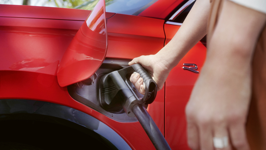 Europa supera el millón de cargadores públicos para coches eléctricos: España sigue a la cola con números ridículos