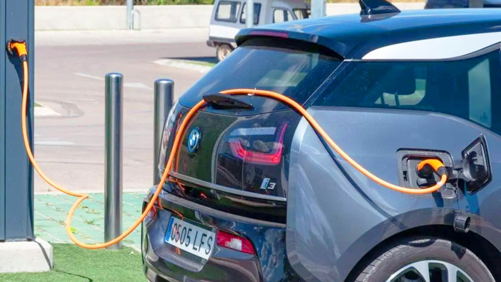 Los coches eléctricos cuestan más y se deprecian el doble; la OCU explica su sorprendente 'problema oculto'