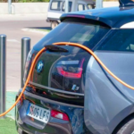 Los coches eléctricos cuestan más y se deprecian el doble; la OCU explica su sorprendente 'problema oculto'