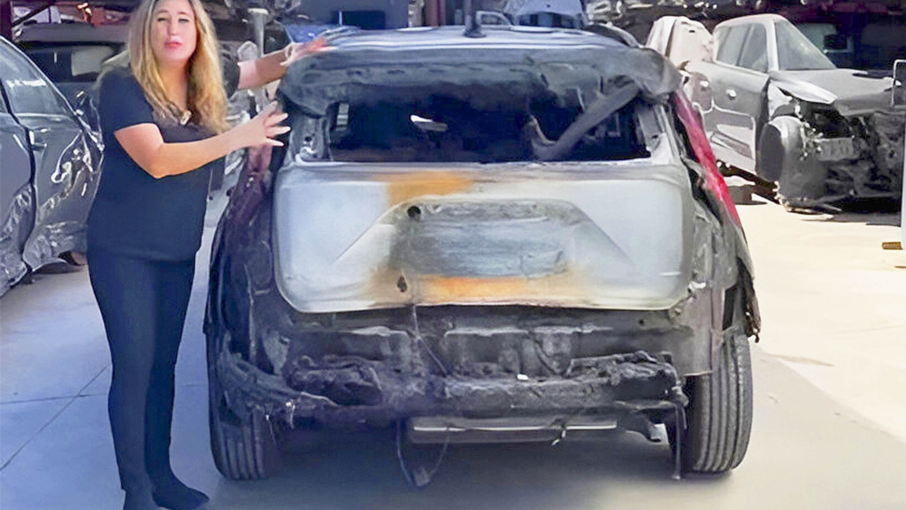 Un coche eléctrico quemado llega al desguace y, tras revisarlo, sus trabajadores se llevan una gran sorpresa