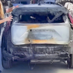 Un coche eléctrico quemado llega al desguace y, tras revisarlo, sus trabajadores se llevan una gran sorpresa