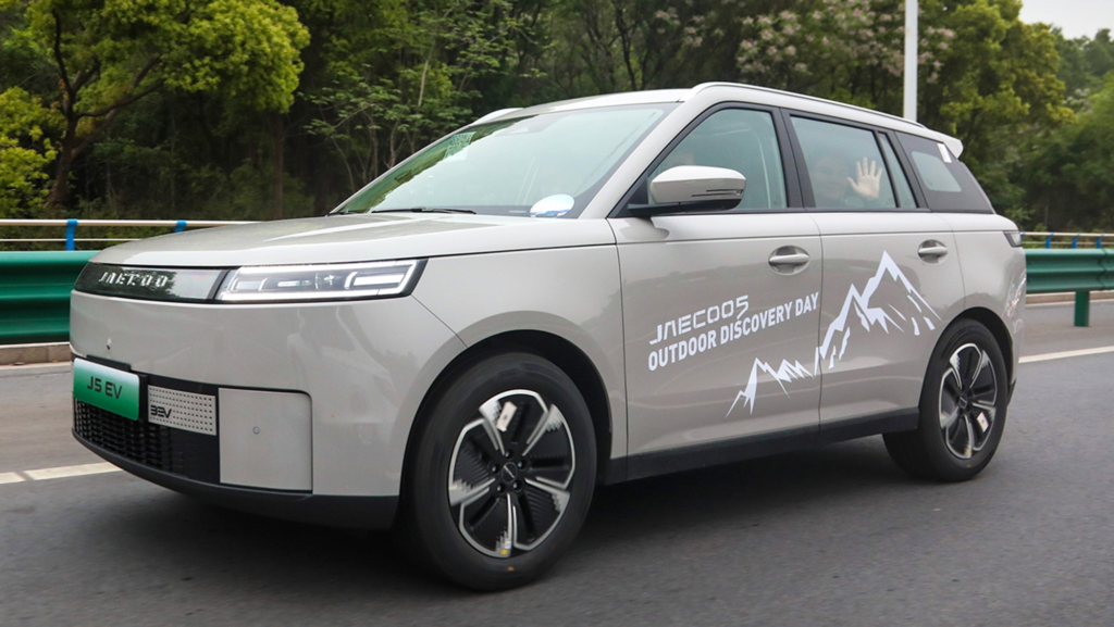 Este coche chino te sonará: se parece a otro muy popular y llegará a España como híbrido y eléctrico a buen precio