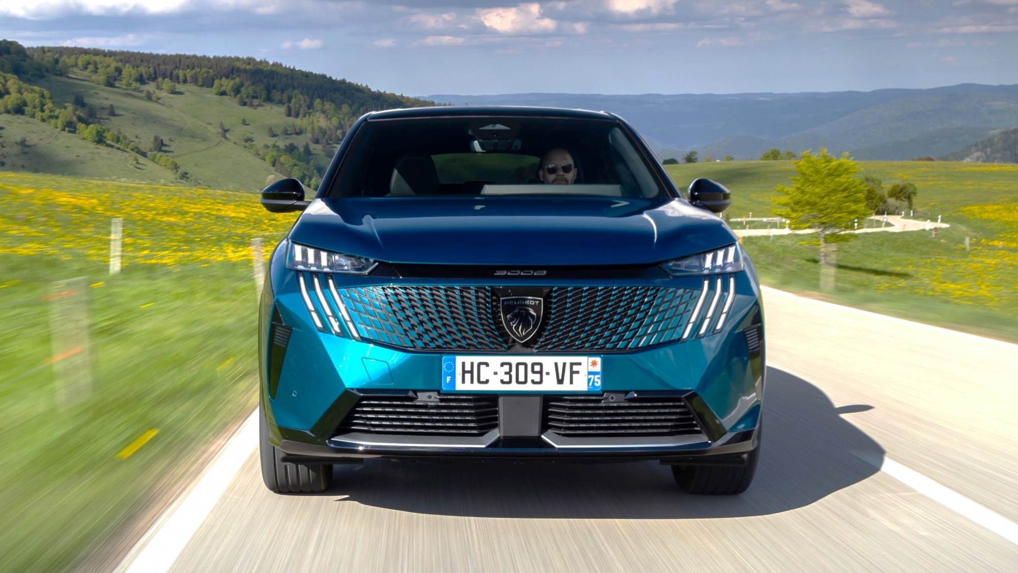 Al volante del Peugeot E-3008 Dual Motor: más potencia para este SUV eléctrico, ágil y equilibrado