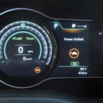 Los coches eléctricos tienen un modo tortuga, pero es mejor que no te aparezca: te explicamos cuál es su significado