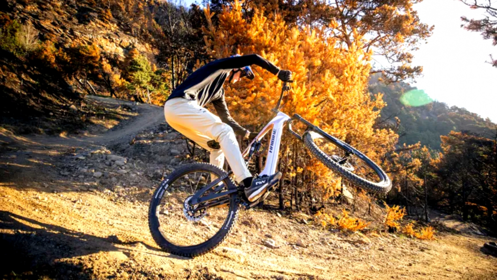 Esta nueva bicicleta eléctrica tiene un motor con cambio automático integrado, mucha autonomía ¡y sirve para lanzarse por la montaña!