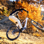 Esta nueva bicicleta eléctrica tiene un motor con cambio automático integrado, mucha autonomía ¡y sirve para lanzarse por la montaña!
