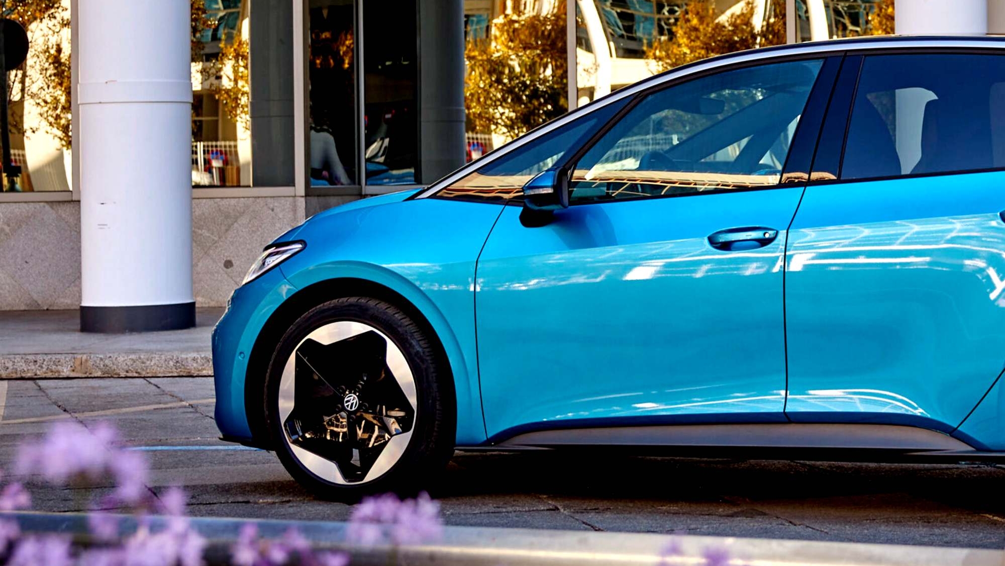 Es como un Volkswagen Golf y está más barato que nunca: por menos de 30.000 € te llevas 170 CV y casi 400 km de autonomía