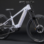 Esta imponente bicicleta eléctrica de montaña, ahora en versión 'mini'