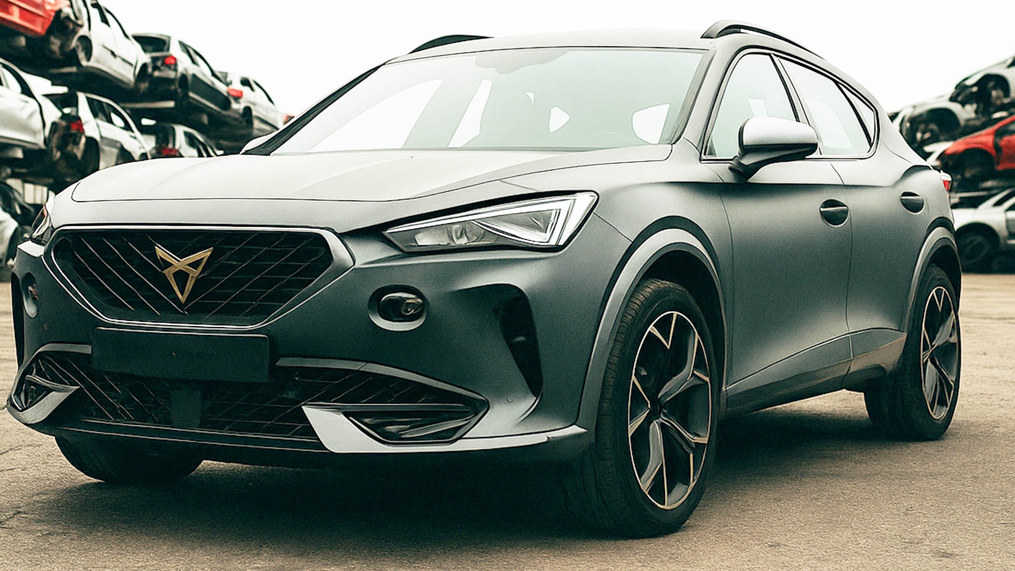 Un CUPRA Formentor híbrido enchufable llega a este conocido desguace. Esto es lo que hay que hacer antes de meterle mano