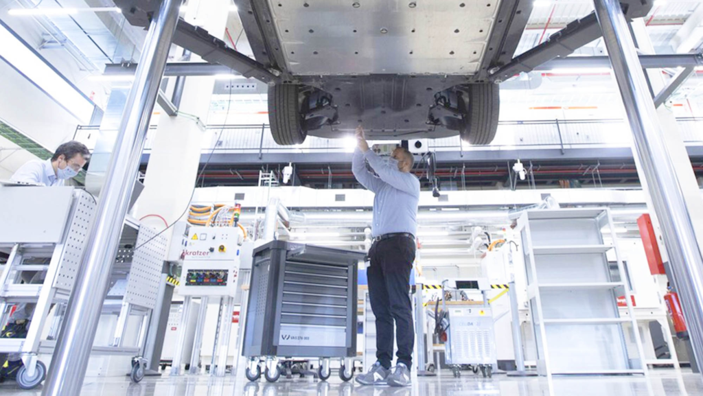 Según este estudio, cambiar la batería entera de un coche eléctrico será más barato que reparar un motor de combustión