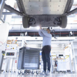 Según este estudio, cambiar la batería entera de un coche eléctrico será más barato que reparar un motor de combustión