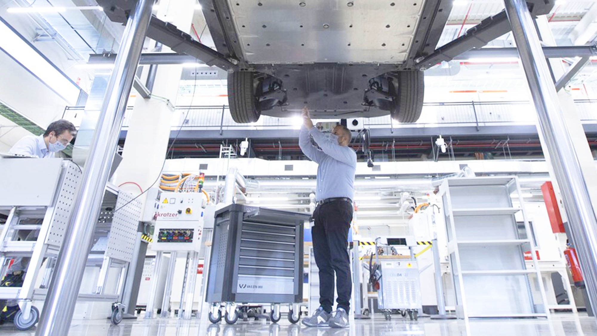 Según este estudio, cambiar la batería entera de un coche eléctrico será más barato que reparar un motor de combustión