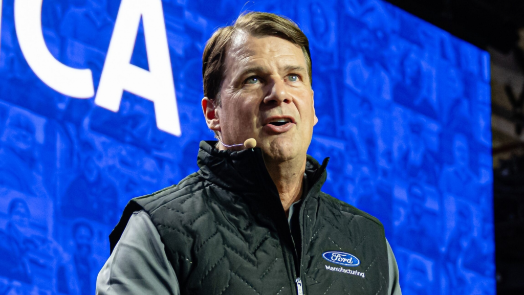 El CEO de Ford advierte: China tiene algo que puede 'romper' la industria del automóvil, y no son los coches