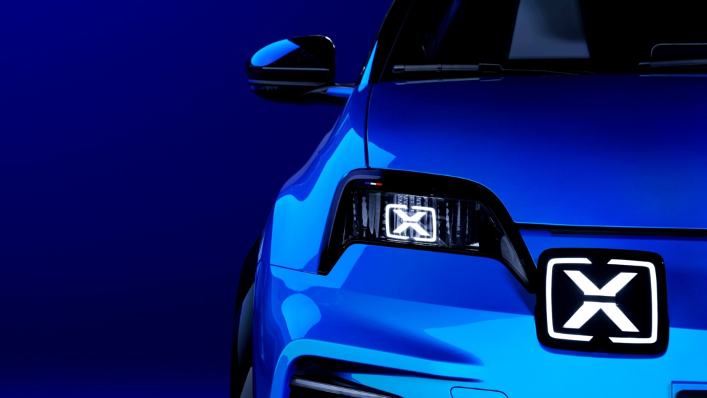 Tiene el 'alma' de un coche eléctrico barato, pero por dentro es prácticamente un deportivo con 220 CV y 380 km de autonomía