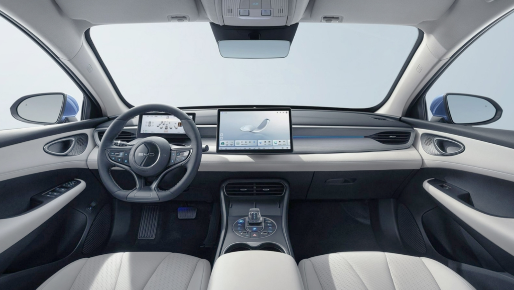 Con más de 2.000 km de autonomía, este coche híbrido de BYD llega a Europa dispuesto a 'comerse' el mercado
