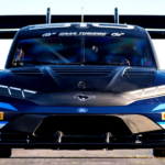 El Ford Mustang eléctrico se agencia 1.400 CV y un enorme alerón para conquistar Pikes Peak