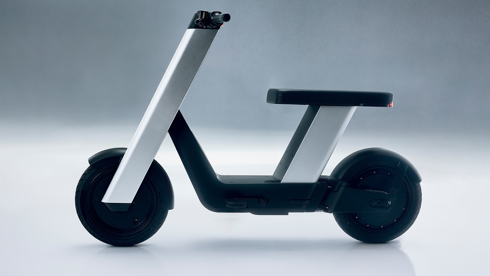 El diseño cyberpunk llega a esta motocicleta eléctrica (que ya se puede reservar) con 64 km de autonomía