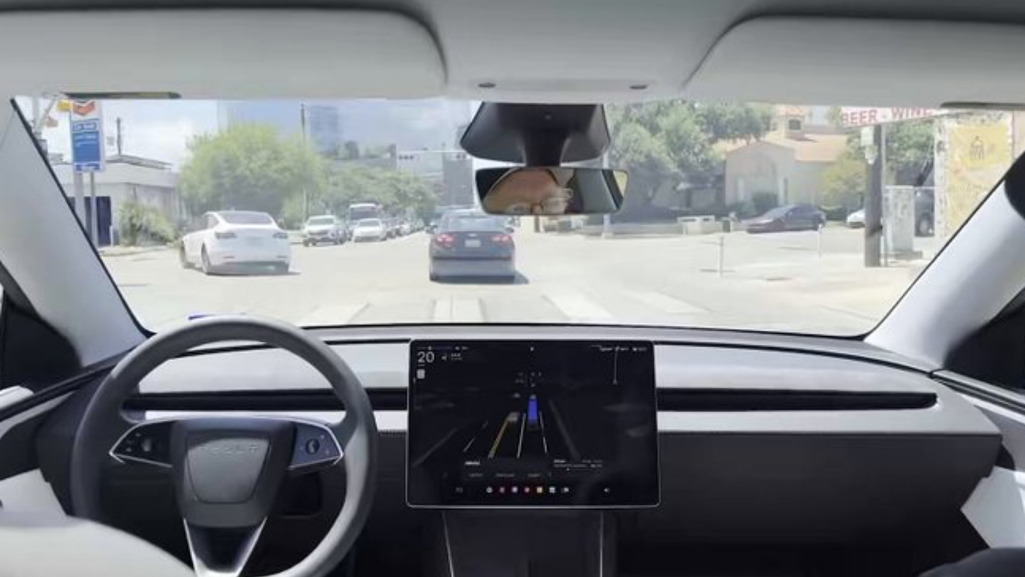 No te creas todo lo que sale en Instagram, los robotaxis de Tesla tienen más fallos de lo que parece