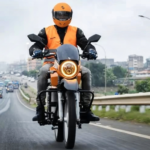 Desarrollada en África, esta moto eléctrica recorre 6.000 km en 17 días gracias a la energía solar