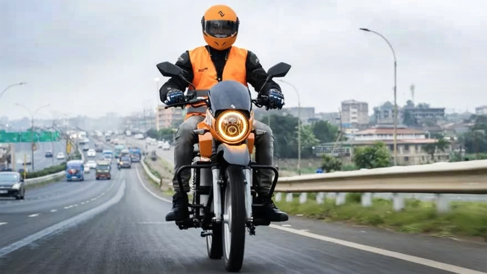 Desarrollada en África, esta moto eléctrica recorre 6.000 km en 17 días gracias a la energía solar