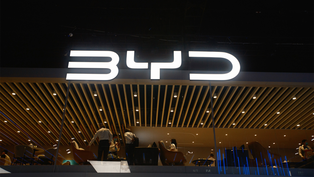 Hay quien dice que la 'burbuja' de BYD explotará, pero el fabricante chino se defiende demostrando una capacidad financiera mejor que la del resto