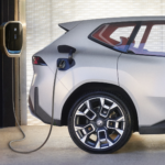 BMW planta cara a las marcas chinas: su nuevo SUV eléctrico recarga hasta 402 km de autonomía en 10 minutos